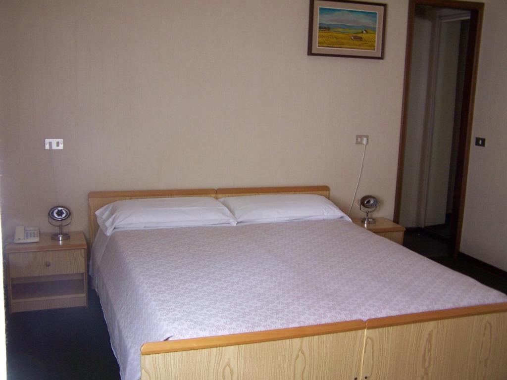 Albergo Corona Salsomaggiore Terme Habitación foto